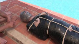 Total Mummification by the Pool - Minuit [Eng]