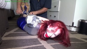 Redhaired Brit helplessly struggling in her first Hunter hogtie [2019,Araneae,bondage,crotchrope,redhead][Eng]