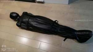 The maid's tight sleeping bag [2020,Rubber,Bdsm,Latex][Eng]