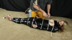 Bondage, torture and hogtie for sexy slavegirl in latex [2021][Eng]