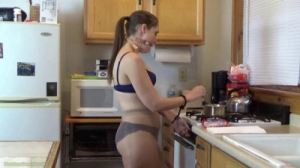 Rachel Cooks and Eats Her Lunch in Bondage Pt 1 [2021,BDSM,BDSM,Rope,Bondage][Eng]