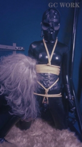 A session with 2 rubberdolls [2022,BDSM Latex,BDSM,Rope,torture][Eng]