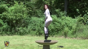 Butt Thrusting Fountain Girl [BDSM][Eng]