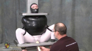 Inflated Coco Frog Squat [BDSM Latex][Eng]