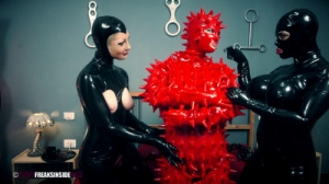 Black and red threesome fetish [2018,BDSM Latex,Bdsm,Rubber,Latex][Eng]