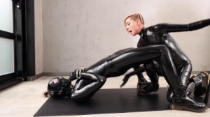 Reflectivedesire - Rubber Gym - Charlee and Trinity [BDSM Latex][Eng]