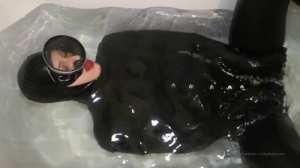 More fun in the tub with the new vintage dive mask [2022,BDSM Latex,Bdsm,Latex,Rubber][Eng]