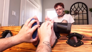 TheTickleRoom – Punk Transgender Aris First Foot Tickle!