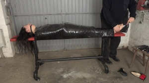 FetishGarage – Mummified feet brushing FetishGarage – Mummified feet brushing