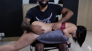 Door44 – laughing over the knee