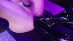 Vivienne l'Amour - Latex Foot Fisting the Greediest Hole