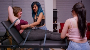 BeneathMyFeet – TICKLING ROULETTE- fff, HD, TicklingFeet, TicklingUpperBody