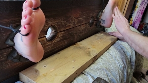 CallieSmith25Tickling – Callie Smith bafefoot oiled tickling- mf, TicklingFeet