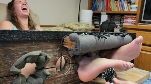 CallieSmith25tickling – Sweaty summer tickle (with reaction)-mf, TicklingFeet